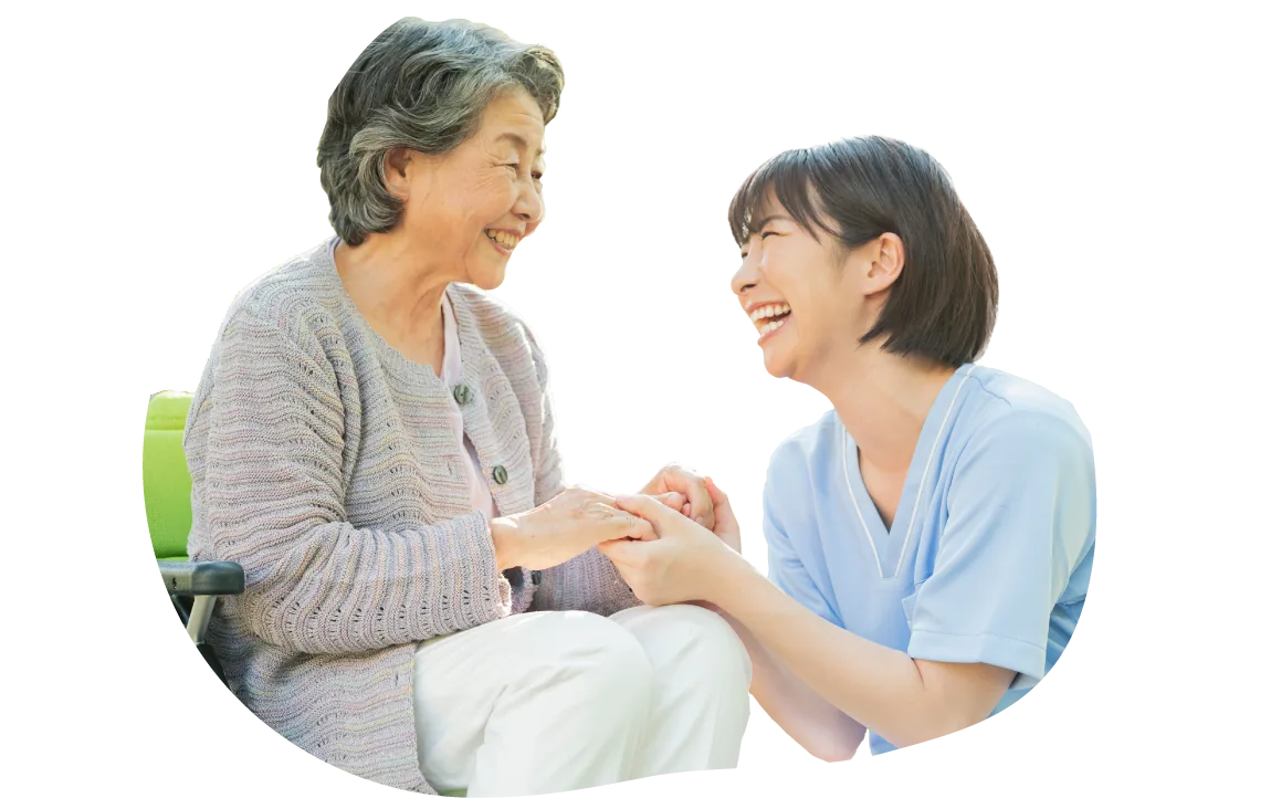利用者さまと手を取り合う看護師