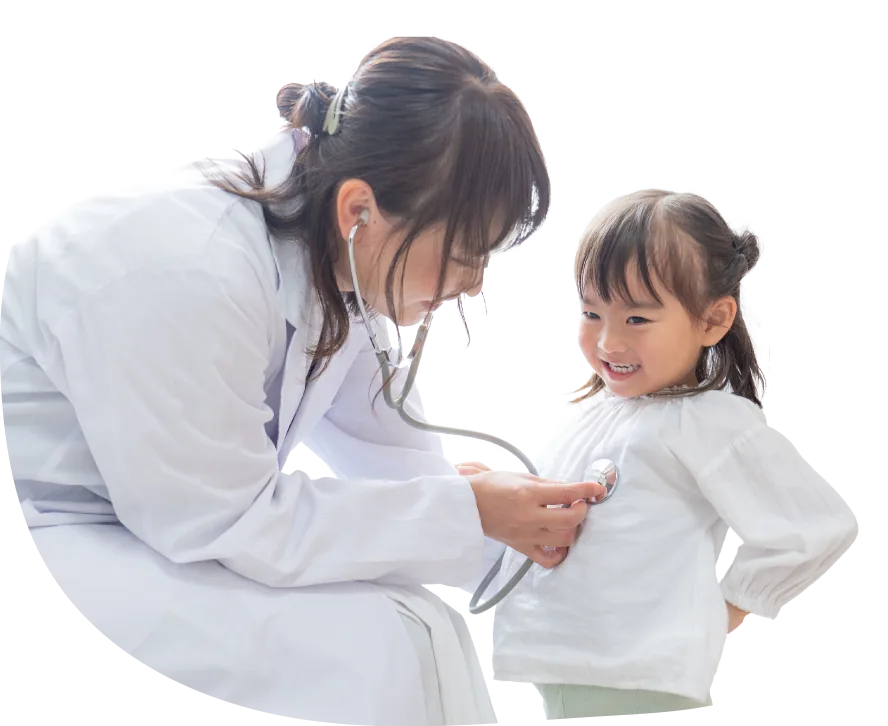 お子さまを診察する看護師